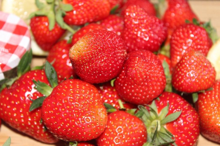 Przepis na zdrowe domowe galaretki truskawkowe