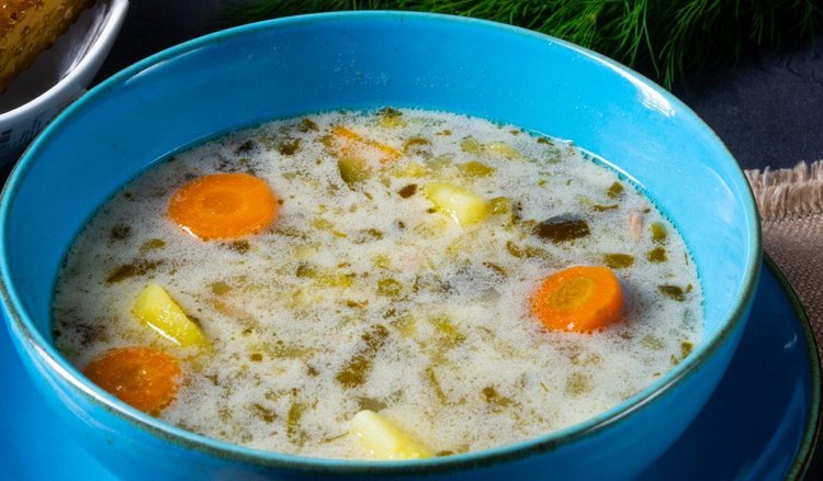 Ogórki czy ziemniaki? Co pierwsze dodajesz do zupy ogórkowej? Kolejność ma znaczenie