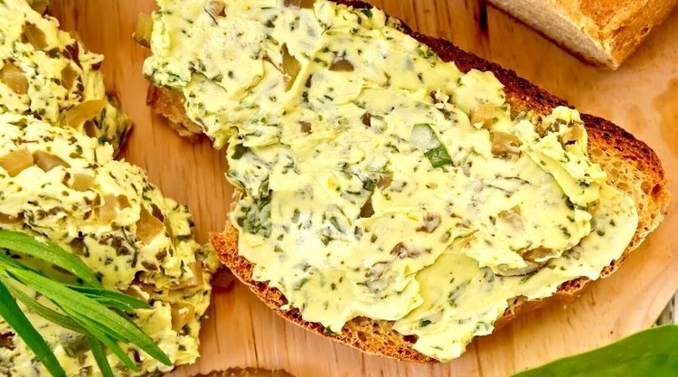 Pasta z ogórków kiszonych do kanapek. Niezwykły składnik podkręca jej smak