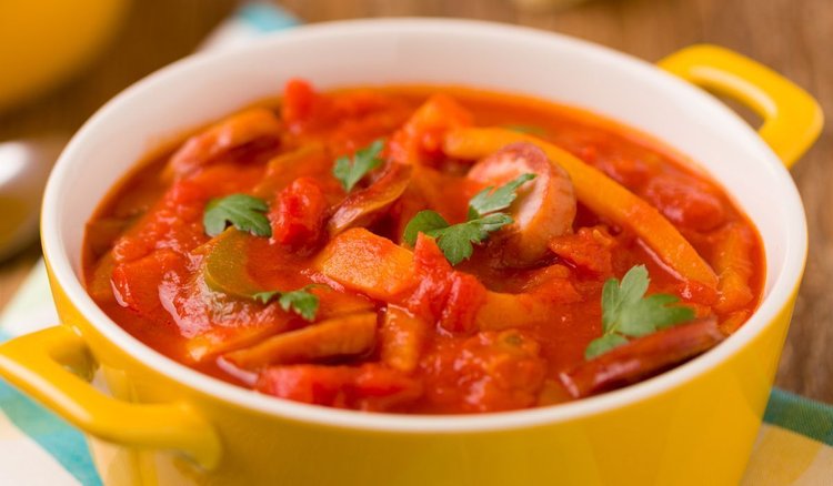 Bigos bez kapusty, który powala smakiem i aromatem. Sekretem jest 1 popularne warzywo, hit lata