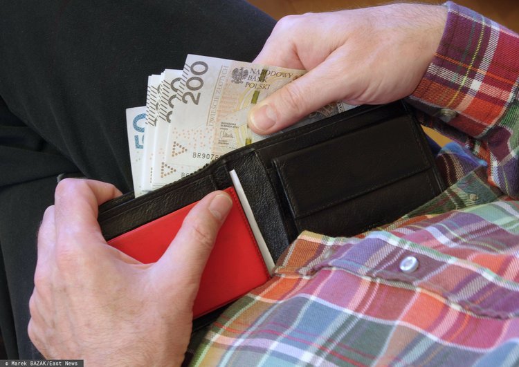 Zasiłek opiekuńczy będzie nadal wypłacany, rząd przedłużył termin