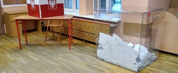 Członkini komisji wyborczej z pozytywnym wynikiem testu na koronawirusa. Przy wyborach pracowali tez jej mąż i teść