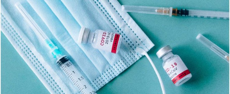 AstraZeneca z decyzją już dziś. Co wiemy o europejskiej szczepionce?