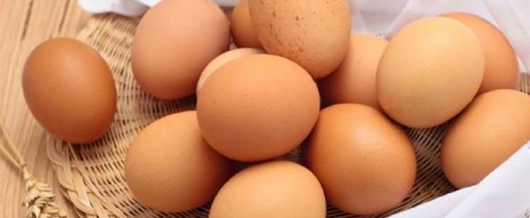 Banalnie prosty sposób na rozbicie skorupki jajka na dwie części