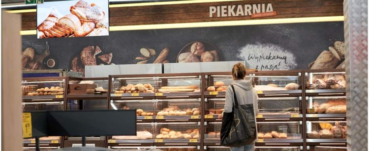 Biedronka łączy oszczędności. Przecenia pieczywo o 50%, aby nie marnować żywności