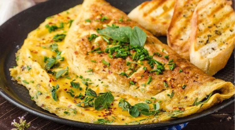 Jak zrobić wyrośnięty i puszysty omlet bez mąki?
