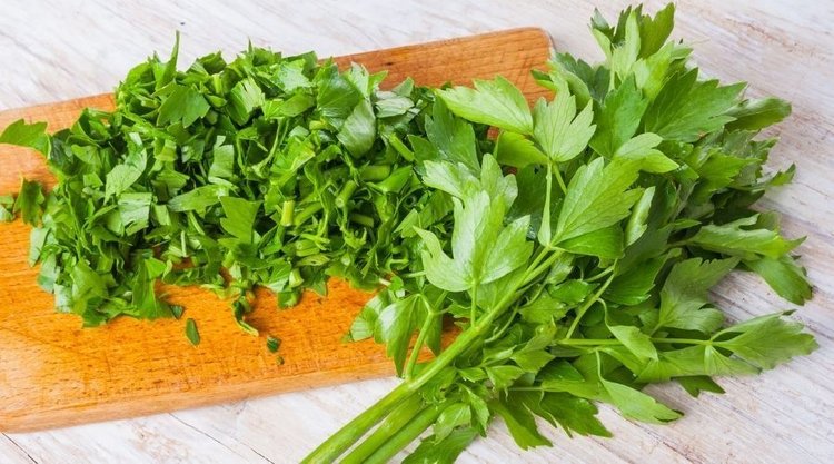 Obłędna pasta z lubczyku do rosołu. Cudowna alternatywa dla maggi