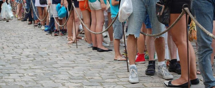 Zaskakujący wpływ koronawirusa. Po jedną rzecz Polacy ustawiają się w długich kolejkach