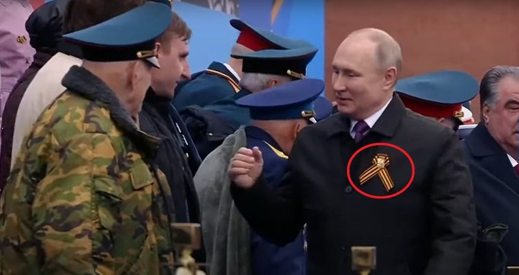 Wstęga św. Jerzego w klapie Putina. Ukraińcy z niej kpią, kojarzy im się z natarczywym owadem