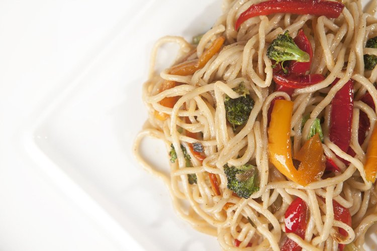 Smażony makaron po japońsku Yakisoba