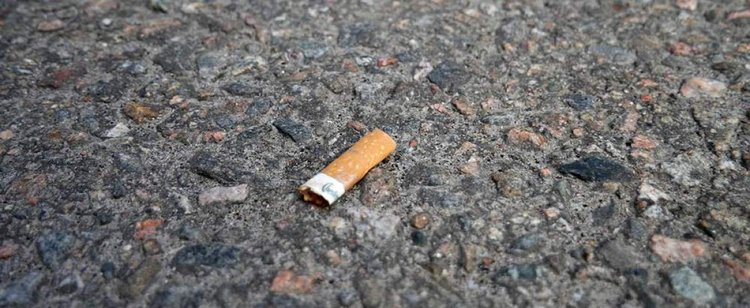 Przestępstwo ścigane prawem. Za wyrzucenie niedopałka na ulicę zapłacą ponad 1000 zł kary