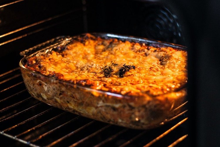 Muszle makaronowe zapiekane z mozzarellą w sosie pomidorowym