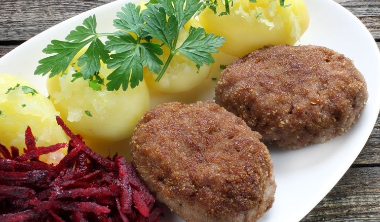 Soczyste kotlety mielone bez bułki, mleka i jajek. Sekret tkwi w niepozornym dodatku