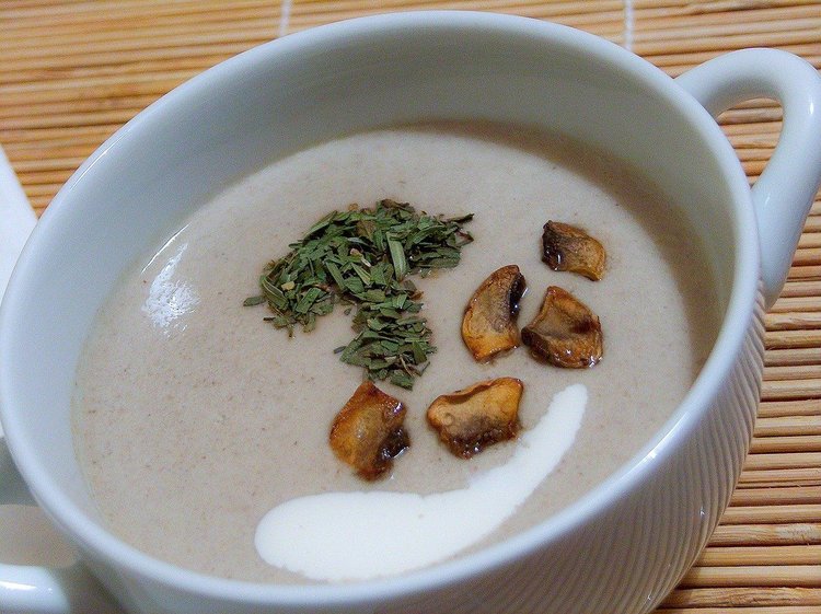 Zupa krem grzybowa z łazankami