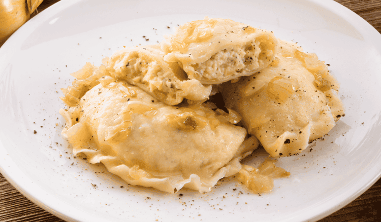 Dodajesz do farszu na pierogi ruskie ziemniaki i twaróg? Postaw na jeszcze 2 wyraziste dodatki