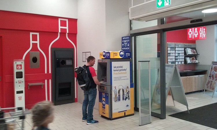 Siedem popularnych banków zapowiada przerwy w dostępie do usług. Problemy z płatnościami kartą i wypłatą gotówki
