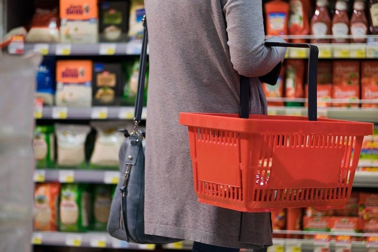 Zakaz handlu blokuje zakupy w niedzielę. Obecna z zakazem, ale część marketów się wyłamała