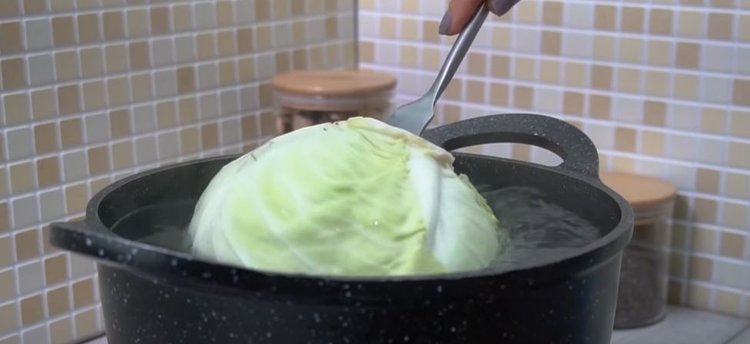Sposób na równomierne i szybkie sparzenie kapusty na gołąbki