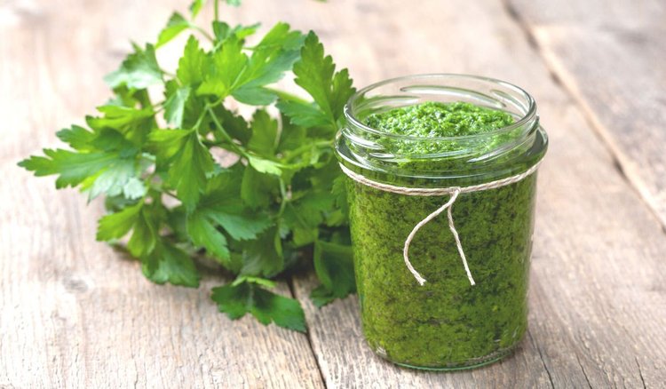 Masz nadmiar natki pietruszki? Zrobisz z niej wyśmienite pesto 