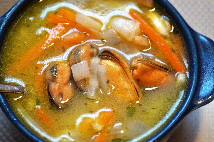 Zuppa di pesce - włoska zupa rybna z owocami morza i pomidorami