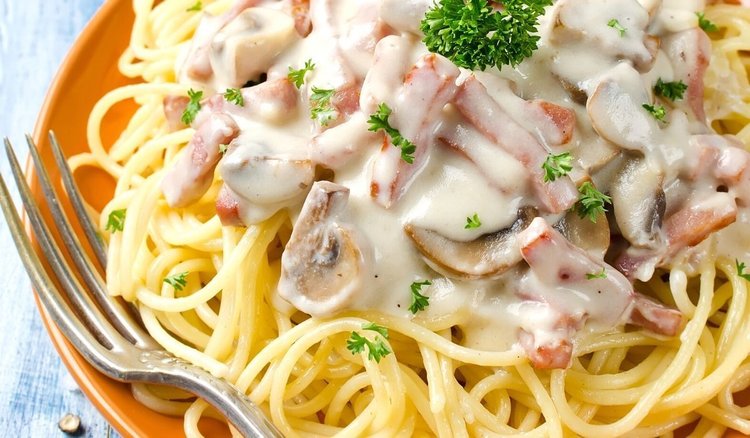 Tani makaron na obiad dla zabieganych. Zrobisz go z 4 składników, prościej się nie da
