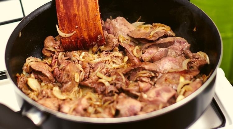Jak zrobić chrupiącą smażoną wątróbkę? Nie ma prostszej metody