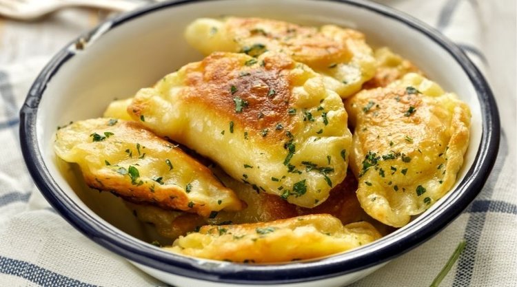 Obłędne pierogi ruskie z dodatkiem żółtego sera