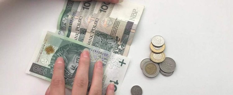 Już ponad 200 tys. Polaków na kwarantannie. Nie wszyscy wiedzą, że przysługują im dodatkowe pieniądze