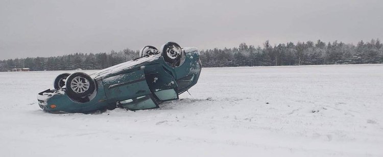 Na lotnisku urządzili sobie dachowanie. Tablice zabrali, ale przed karą i tak nie umkną