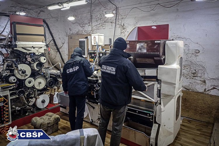 Zamienili opuszczone gospodarstwo w nielegalną fabrykę. Produkowali nawet milion papierosów na dobę