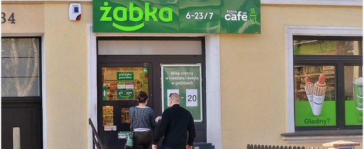 Żabka wprowadziła do sprzedaży akcesoria popularnej marki sportowej. Chętnych nie brakuje