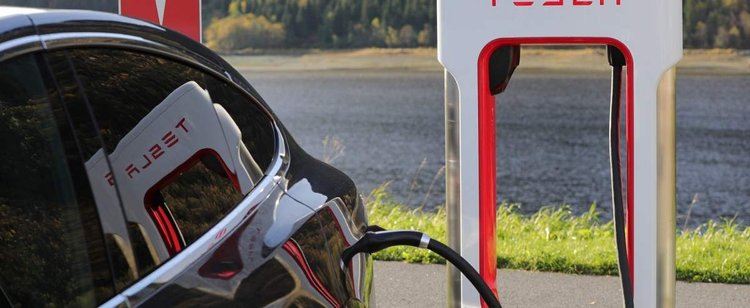 Auto z Chin lepsze niż amerykańskie? Tesla w Europie stawia na sprzedaż innowacyjnego pojazdu