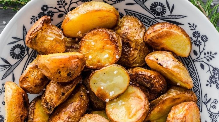 Cudowne, chrupiące pieczone ziemniaki w jogurcie