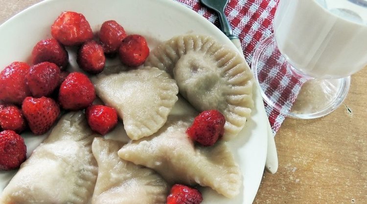 Przepis na pierogi z truskawkami, twarogiem i startą cytryną
