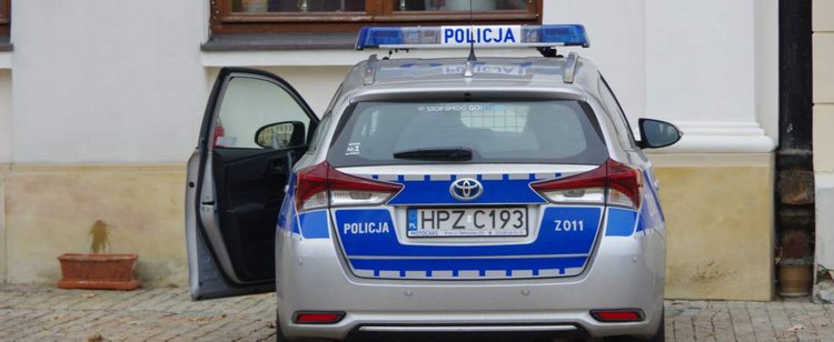 Dwaj policjanci zwolnieni ze służby. Z radiowozu zrobili sypialnię