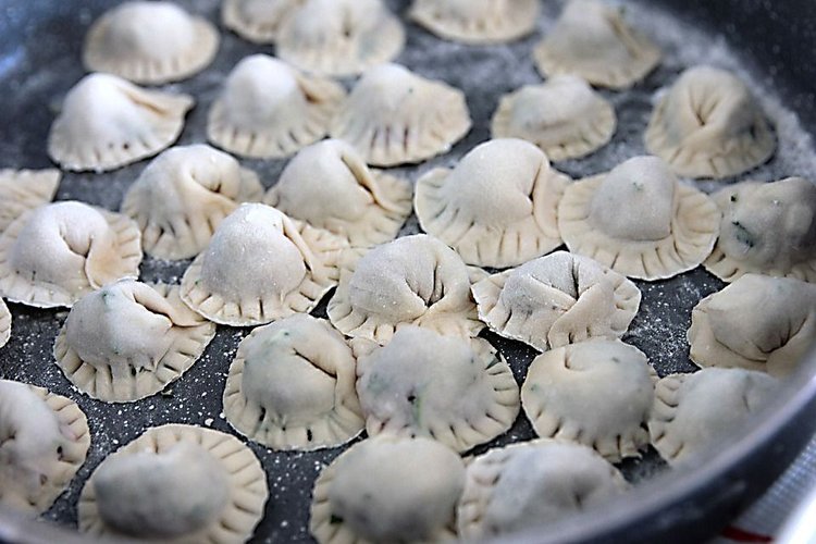 Pierogi ze szpinakiem zapiekane w sosie pomidorowym