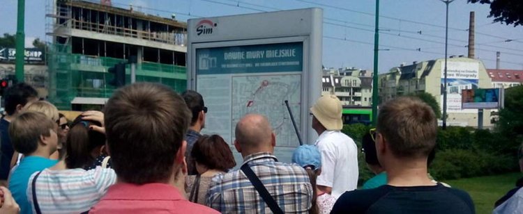 Zarabiali do 10 tys. zł na rękę i dobrze się bawili, teraz pracują w sklepach. Lament przewodników