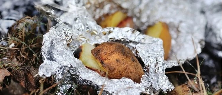 Przepis na pieczone ziemniaki, które smakują niczym z ogniska