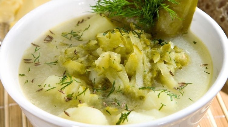 Kiedy dodawać ogórki do zupy ogórkowej? 