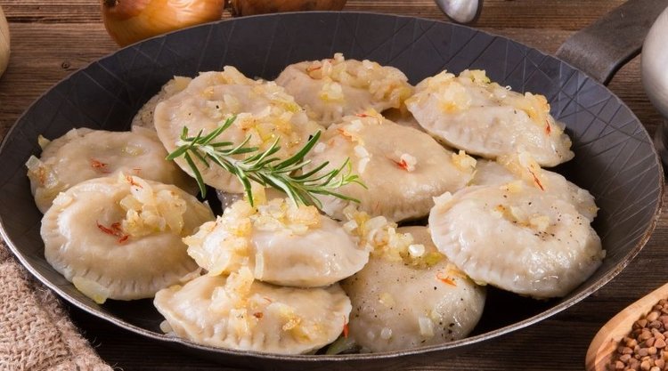 Wielkanocne pierogi z białą kiełbasą i kiszoną kapustą. Każdy poprosi o dokładkę