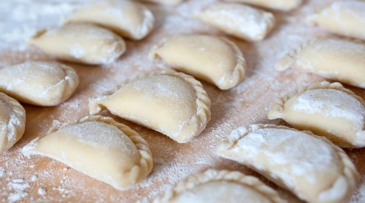 Jak zrobić miękkie ciasto na pierogi? Sekretem jest temperatura wody 