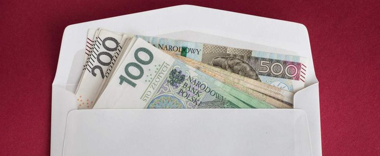 66-latka znalazła na ulicy 10 tys. zł. Później policjantom opadły szczęki