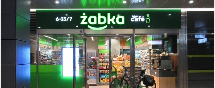 Żabka wycofa foliowe torby. Papierowe będą jednak płatne
