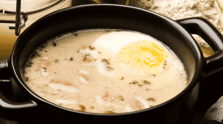 Zupa chrzanowa z białą kiełbasą. Gęsta i aromatyczna