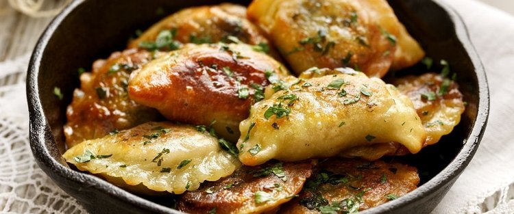 Błyskawiczny przepis na pieczone pierogi z ziemniakami i boczkiem
