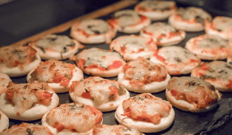 Mistrzowska mini pizza na mundial. Chrupiąca przekąska w sam raz do oglądania meczu