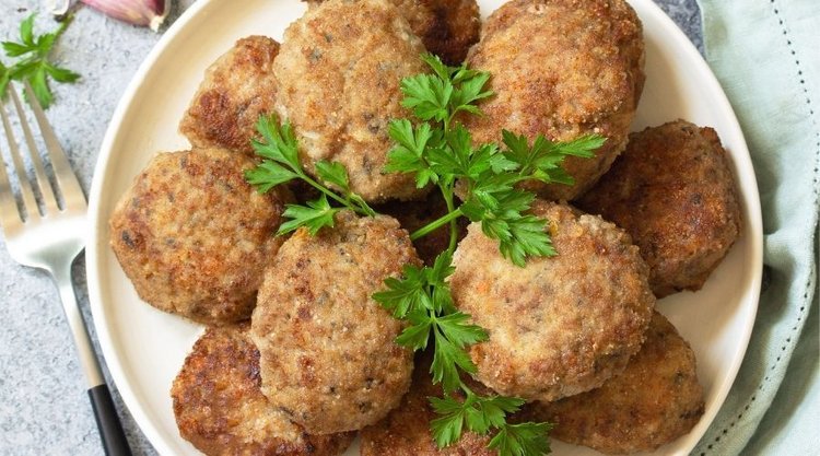 Kotlety mielone z dodatkiem ogórków kiszonych