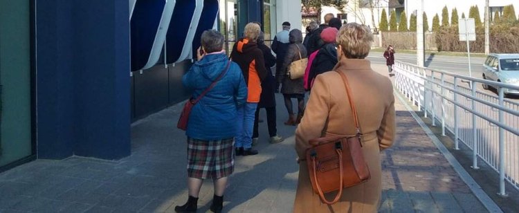 Aż 3 banki ostrzegają klientów przez trudnościami z dostępem do pieniędzy. Lepiej przygotuj gotówkę