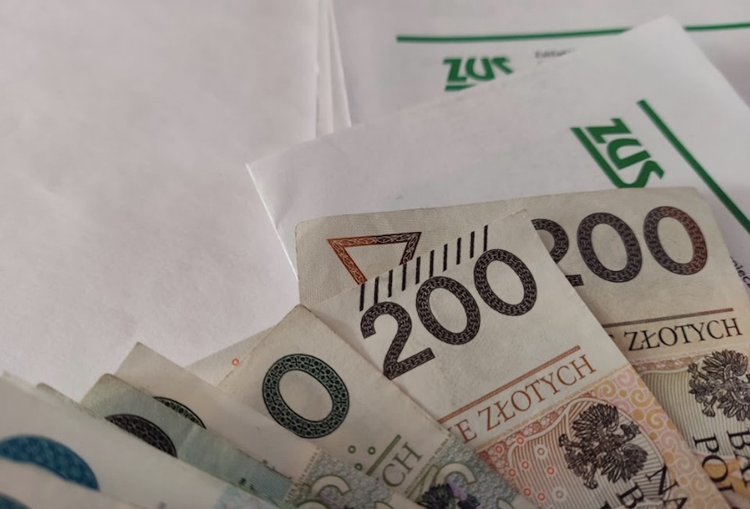 Wypłaty 300 plus już ruszyły. ZUS wymaga jednak wniosku