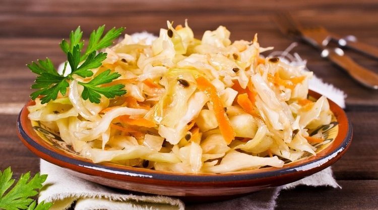 Surówka witaminowa z kiszonej kapusty z dodatkiem kurkumy. Słoneczna porcja zdrowia